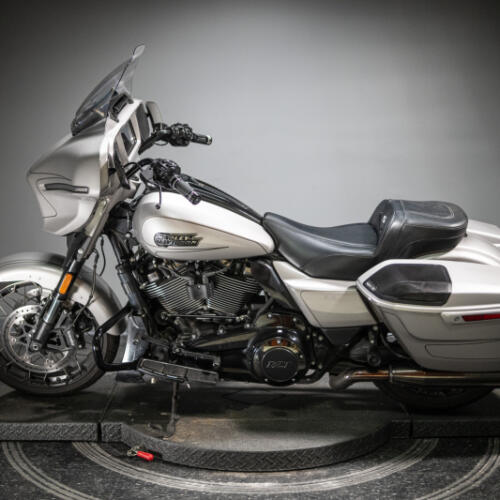 2023 CVO™ Street Glide® (FLHXSE) thumb 3