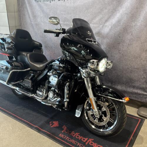 2018 Harley-Davidson® Ultra Limited Vivid Black FLHTK thumb 3