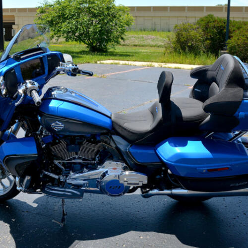 2026 Harley-Davidson® CVO Street Glide Limited Electric Coast CVO Two-Tone thumb 2
