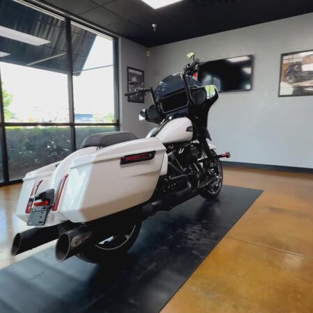 2024 Harley-Davidson® Street Glide® White Onyx Pearl thumb 1