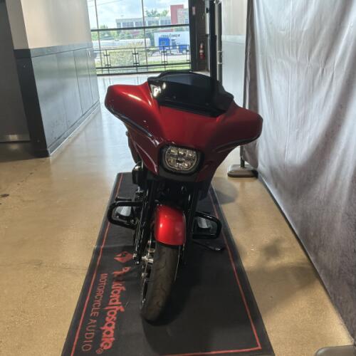 2025 Harley-Davidson® Street Glide® Brilliant Red thumb 2