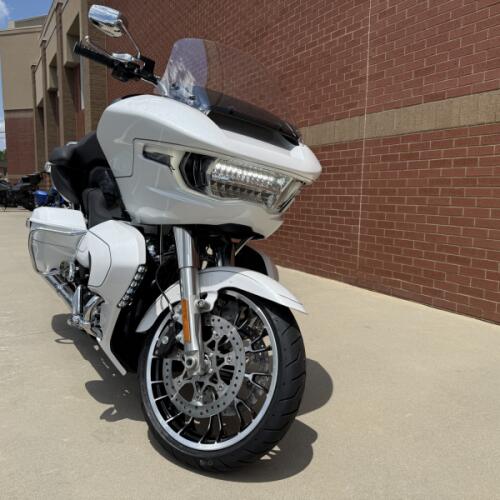 2026 Harley-Davidson® Road Glide Limited White Onyx Pearl Chrome Trim thumb 2