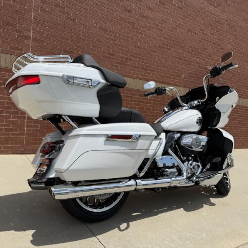 2026 Harley-Davidson® Road Glide Limited White Onyx Pearl Chrome Trim thumb 1