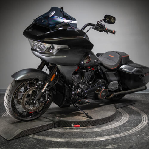 2025 CVO™ Road Glide™ (FLTRXSE) thumb 2