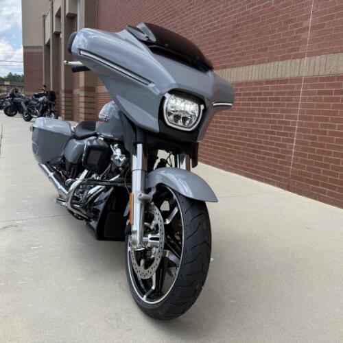2026 Harley-Davidson® Street Glide® Dark Billiard Gray Chrome Solo thumb 2