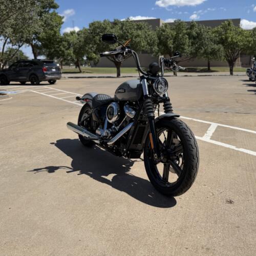 2026 Harley-Davidson® Street Bob® Dark Billiard Gray Chrome Cast Wheels thumb 3