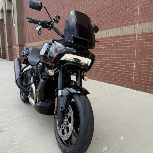 2026 Harley-Davidson® Pan America® 1250 ST Vivid Black thumb 2