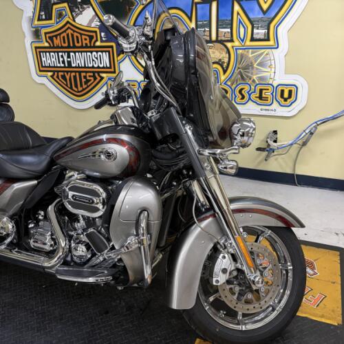 2016 Harley-Davidson® CVO™ Limited Charcoal Slate/Palladium Silver FLHTKSE thumb 3