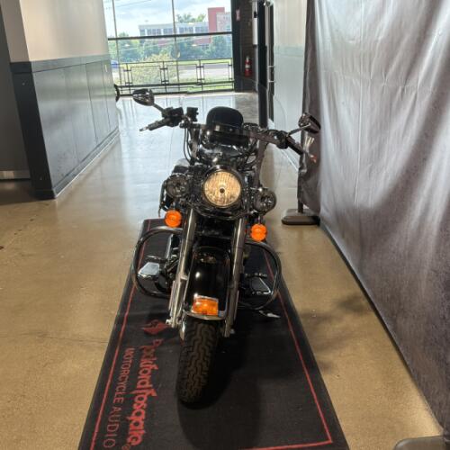 2017 Harley-Davidson® Heritage Softail® Classic Vivid Black FLSTC thumb 2