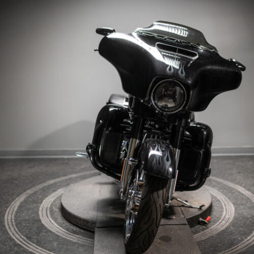 2015 CVO™ Street Glide® (FLHXSE) thumb 3