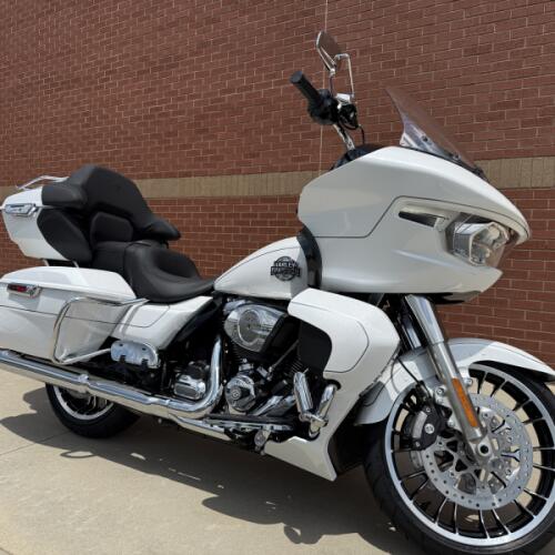 2026 Harley-Davidson® Road Glide Limited White Onyx Pearl Chrome Trim thumb 3