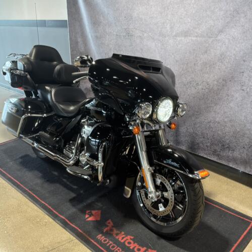 2018 Harley-Davidson® Ultra Limited Vivid Black FLHTK thumb 3