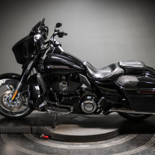 2015 CVO™ Street Glide® (FLHXSE) thumb 1