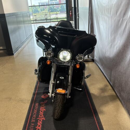 2018 Harley-Davidson® Ultra Limited Vivid Black FLHTK thumb 2