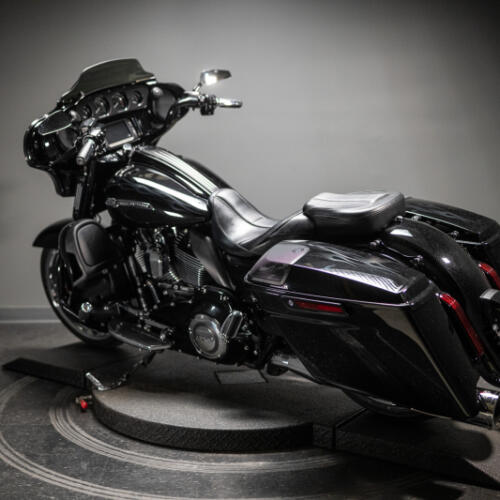 2015 CVO™ Street Glide® (FLHXSE) thumb 0