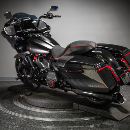 2025 CVO™ Road Glide™ (FLTRXSE) thumb 0
