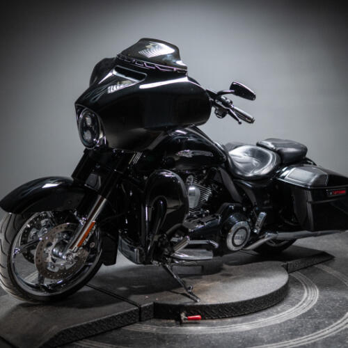 2015 CVO™ Street Glide® (FLHXSE) thumb 2