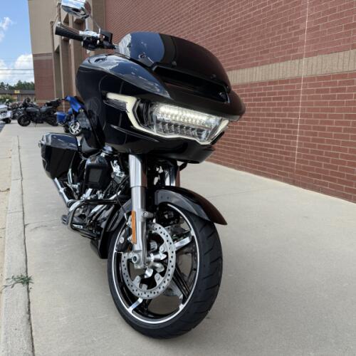 2026 Harley-Davidson® Road Glide® Vivid Black Chrome Trim thumb 2