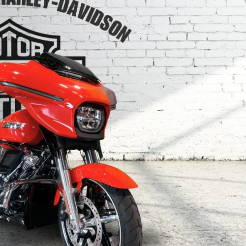 2026 Harley-Davidson® Street Glide™ Blood Orange Chrome Trim thumb 2