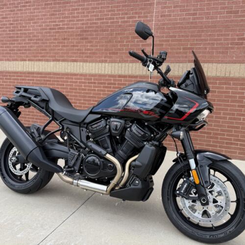 2026 Harley-Davidson® Pan America® 1250 ST Vivid Black thumb 3