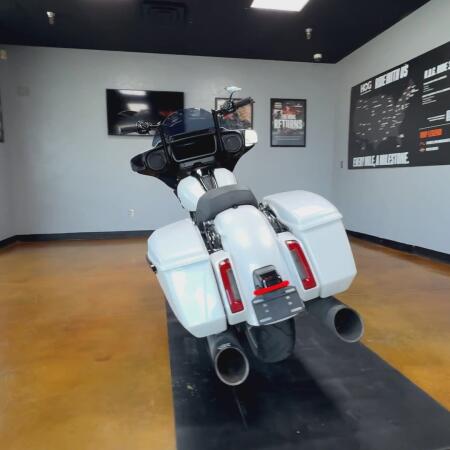 2024 Harley-Davidson® Street Glide® White Onyx Pearl thumb 2