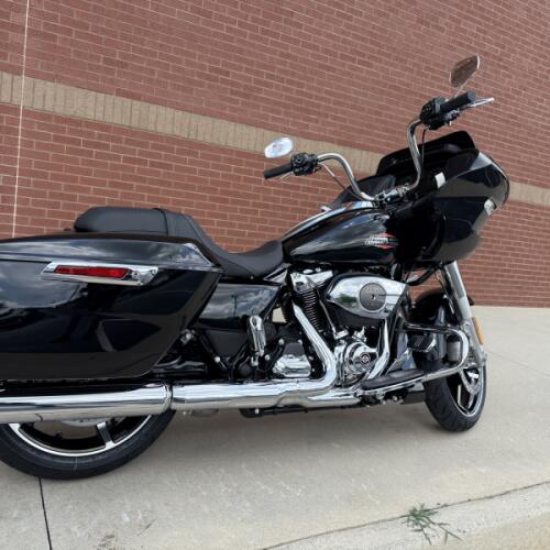 2026 Harley-Davidson® Road Glide® Vivid Black Chrome Trim thumb 1