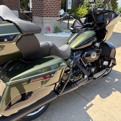 2026 Harley-Davidson® Road Glide Limited Olive Steel Metallic / Vivid Black Black Trim thumb 3