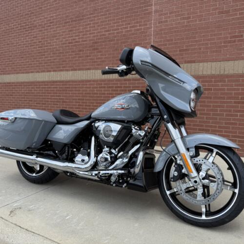 2026 Harley-Davidson® Street Glide® Dark Billiard Gray Chrome Solo thumb 3