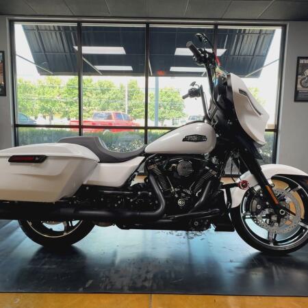 2024 Harley-Davidson® Street Glide® White Onyx Pearl thumb 0