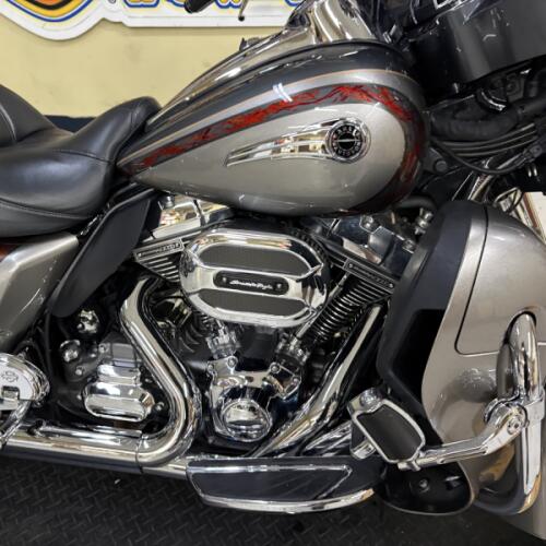 2016 Harley-Davidson® CVO™ Limited Charcoal Slate/Palladium Silver FLHTKSE thumb 2