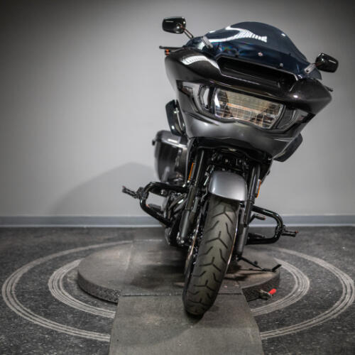 2025 CVO™ Road Glide™ (FLTRXSE) thumb 3