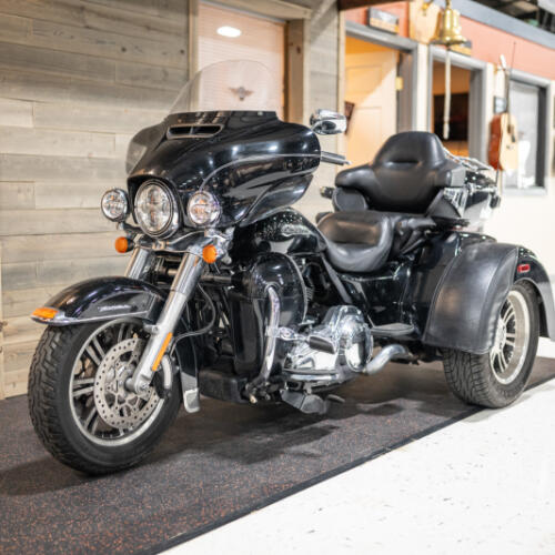 2015 Tri Glide® Ultra (FLHTCUTG) thumb 3