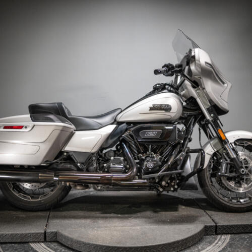 2023 CVO™ Street Glide® (FLHXSE) thumb 2