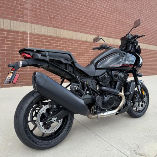 2026 Harley-Davidson® Pan America® 1250 ST Vivid Black thumb 1