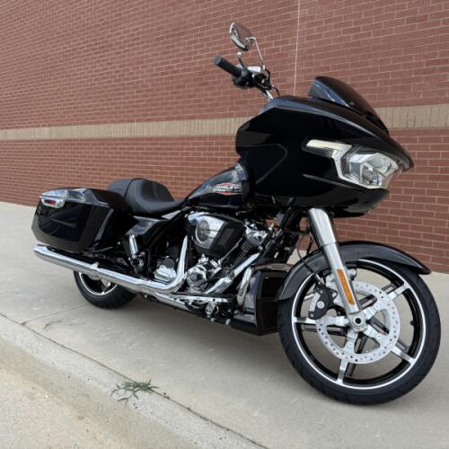 2026 Harley-Davidson® Road Glide® Vivid Black Chrome Trim thumb 3
