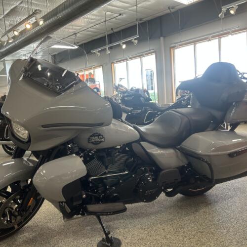 2025 Harley-Davidson® FLHXU Street Glide™ Ultra-Blk Trm thumb 1