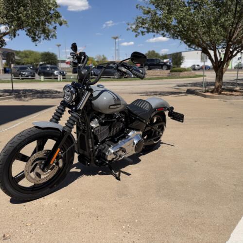 2026 Harley-Davidson® Street Bob® Dark Billiard Gray Chrome Cast Wheels thumb 1