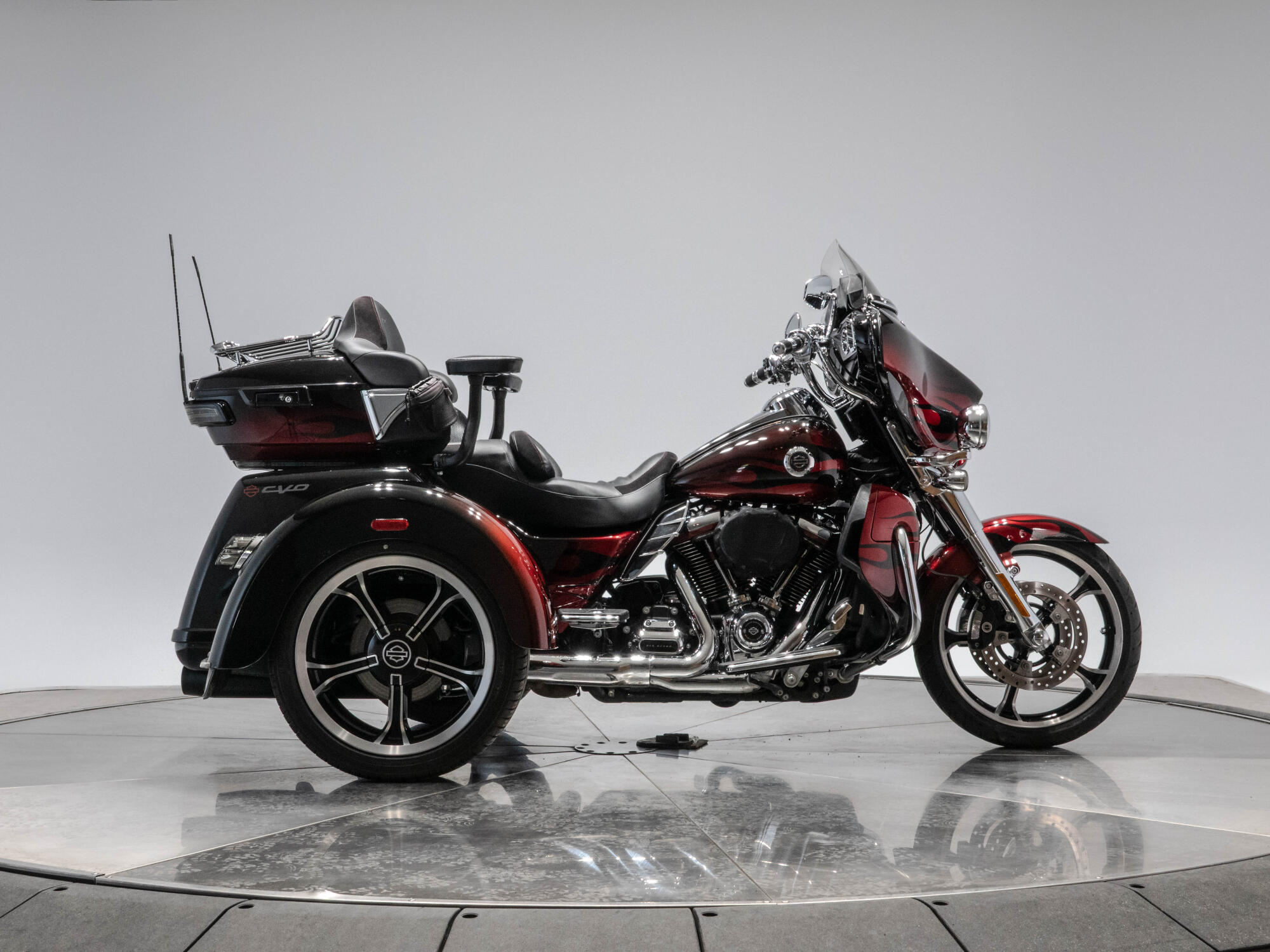 2022 HARLEY-DAVIDSON FLHTCUTGSE CVO TRI GLIDE in Dante's Red Fade