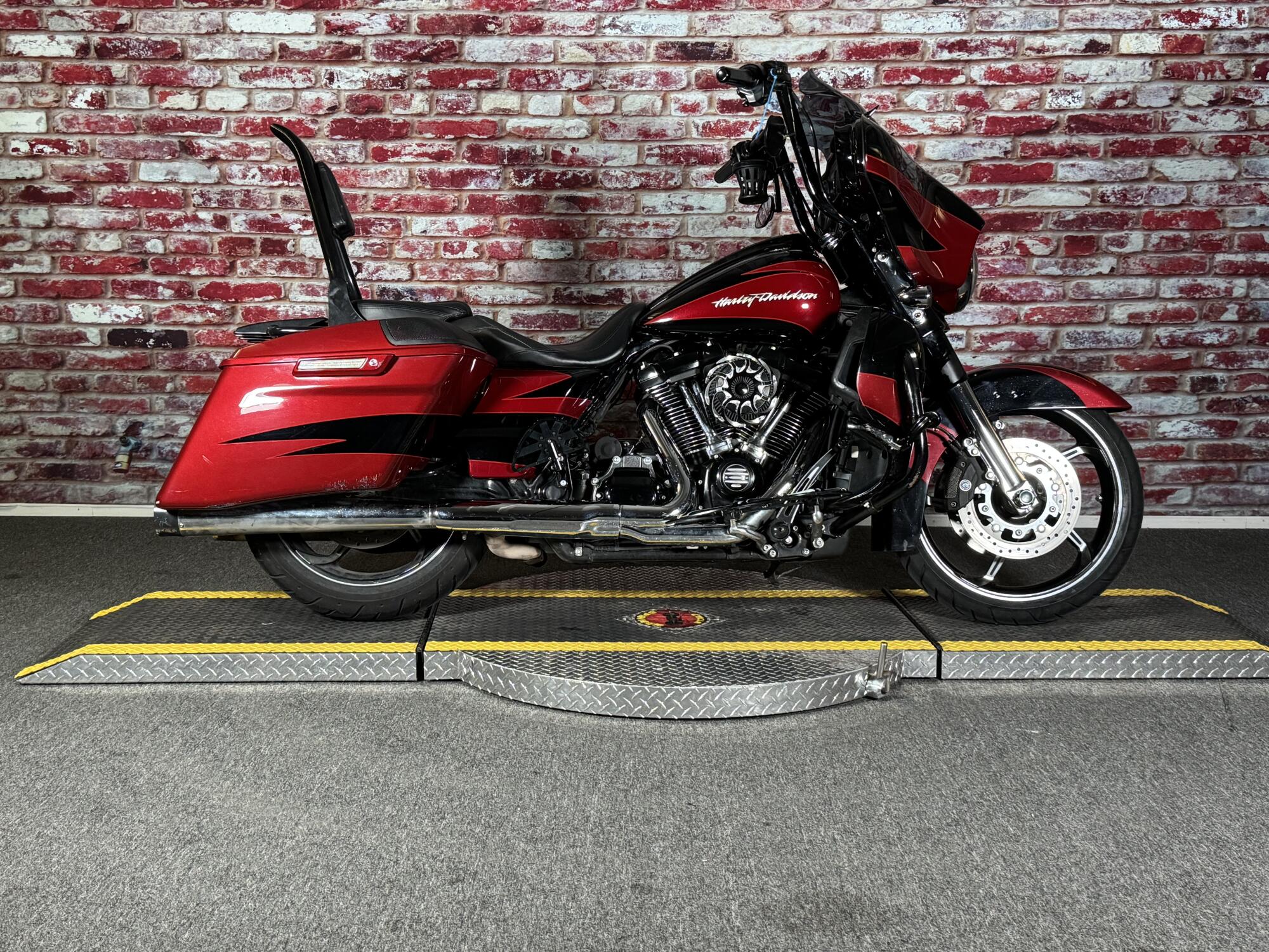 FLHXSE 2017 CVO™ Street Glide®