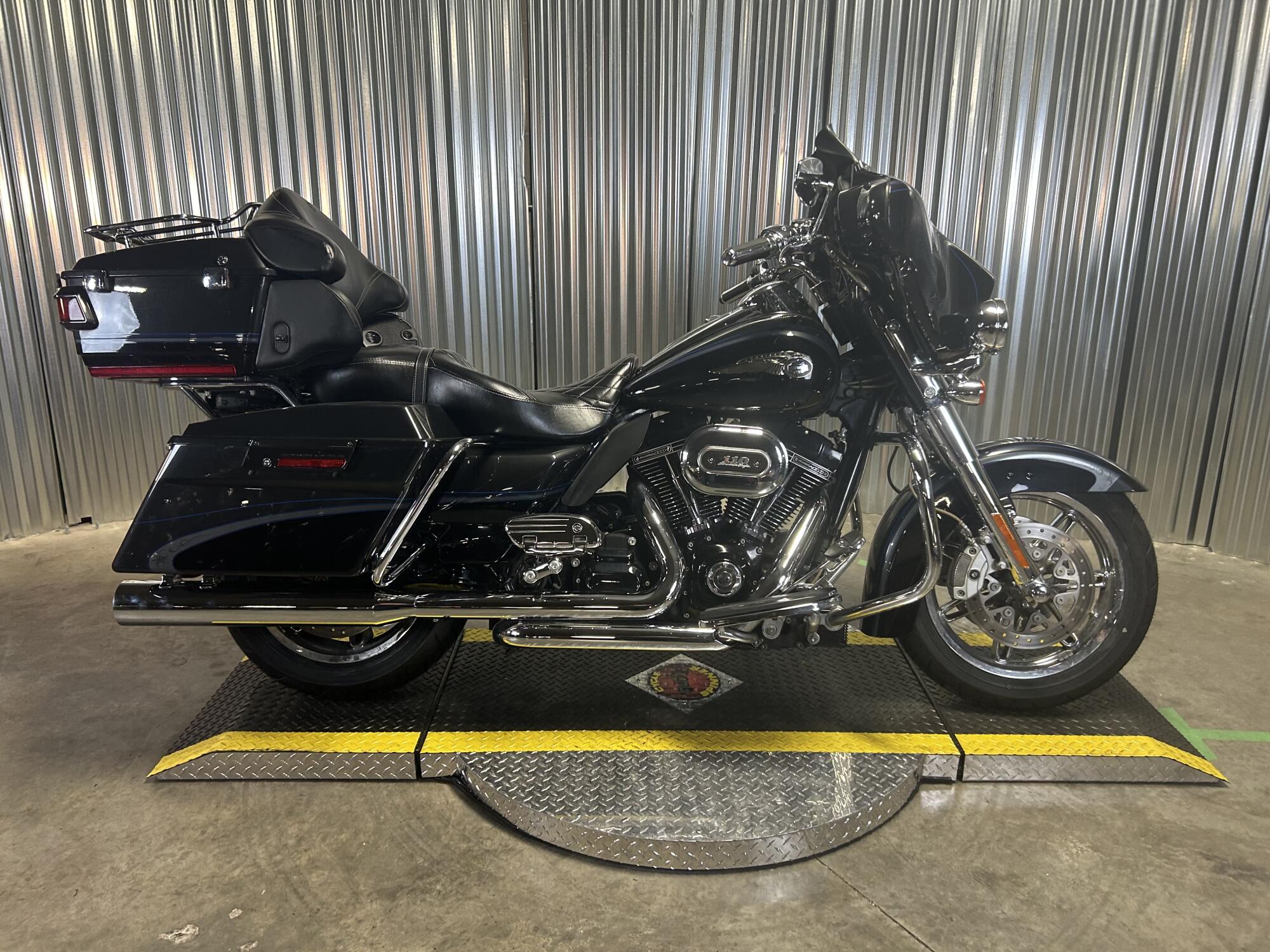 2013 Harley-Davidson® CVO™ Ultra Classic® Electra Glide® DIAMND/OBSIDIAN W/ PINSTRIP