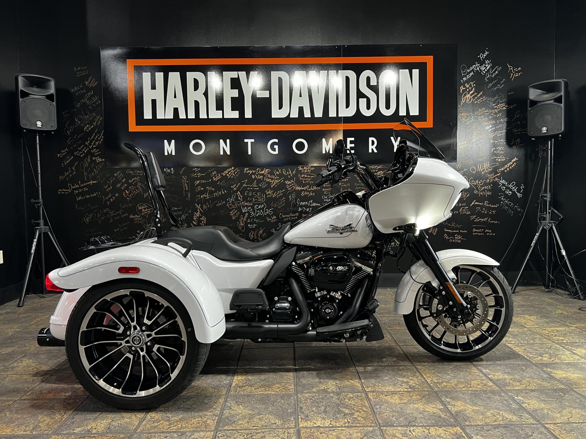 FLTRT 2025 Road Glide® 3