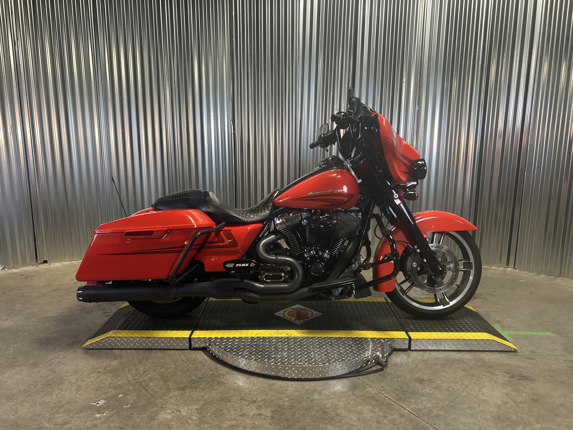 2017 Harley-Davidson® Street Glide® Special Custom Colour Laguna Orange