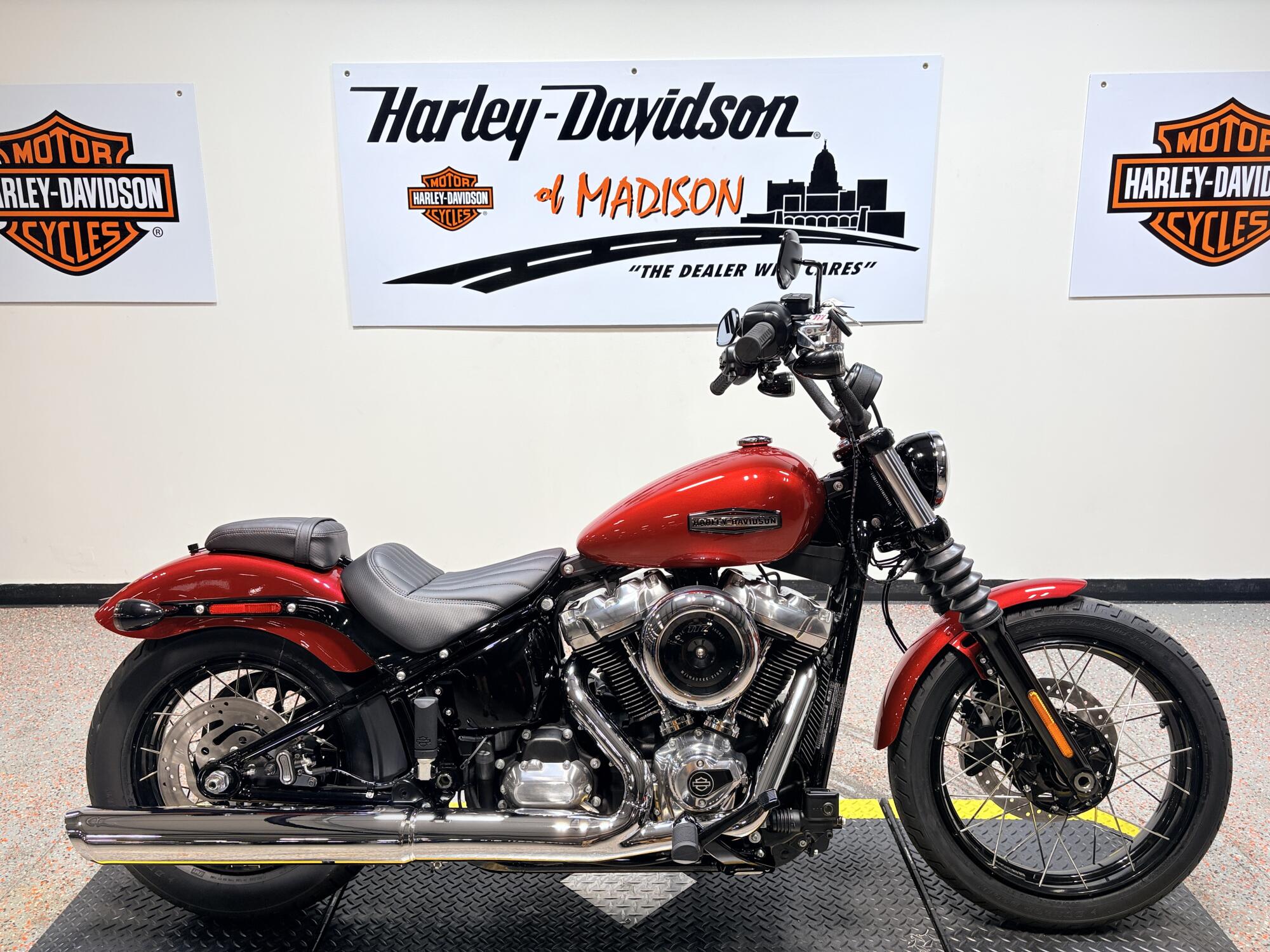 2026 FXBB Harley-Davidson® Street Bob® Brilliant Red Chrome Laced Wheels