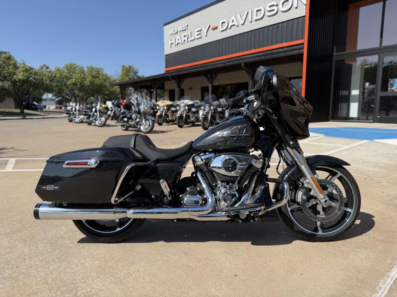 2026 Harley-Davidson® Street Glide® Midnight Ember Chrome Trim