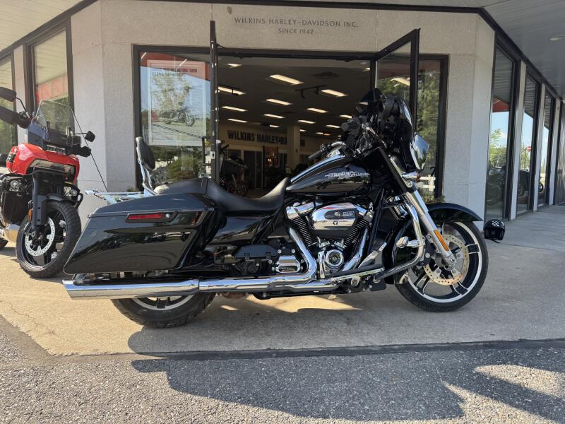 2017 HARLEY-DAVIDSON FLHXS STREET GLIDE SPECIAL in Vivid Black