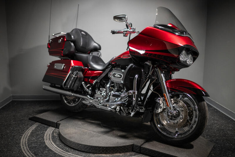  2011 CVO™ Road Glide® Ultra (FLTRUSE)