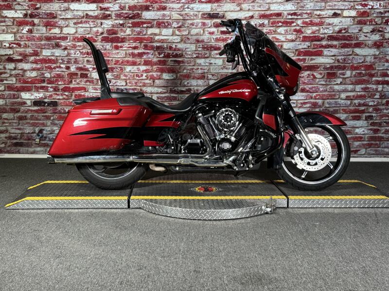FLHXSE 2017 CVO™ Street Glide®