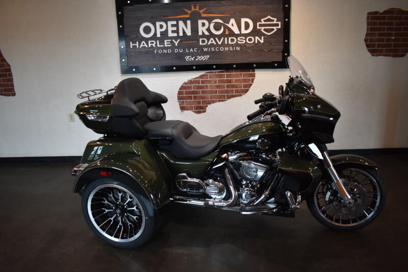 2026 Harley-Davidson® Street Glide 3 Limited Olive Steel Metallic / Vivid Black Chrome Trim