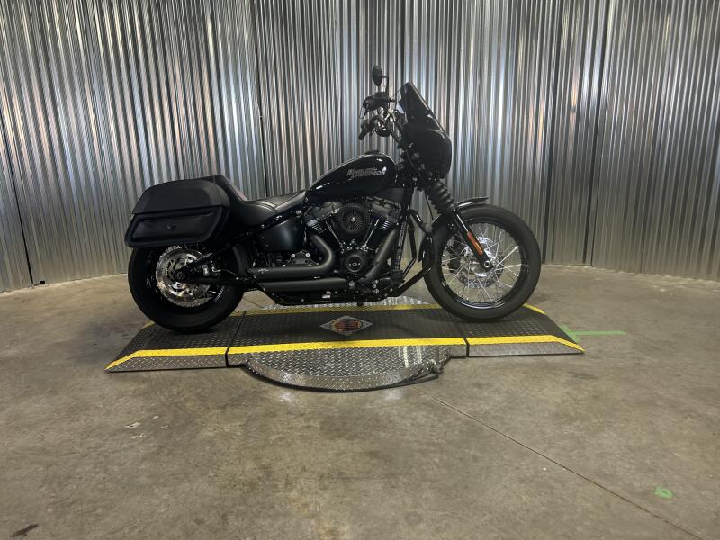 2018 Harley-Davidson® Street Bob® Vivid Black