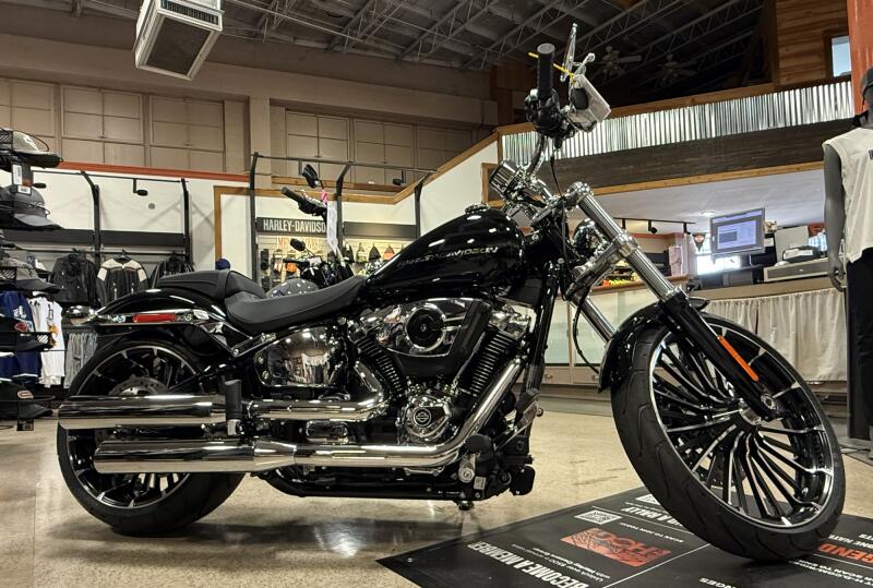 2026 Harley-Davidson® Breakout® Vivid Black Chrome Trim